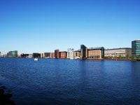 I København har HOFOR udnyttet, at landets hovedstad er en kystby og skabt et kollektivt, miljøvenligt fjernkølingssystem som benytter sig af det omkringliggende kolde havvand til at køle erhvervsbygninger og offentlige ejendomme.