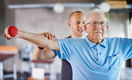 Ældre strømmer til fysioterapeut