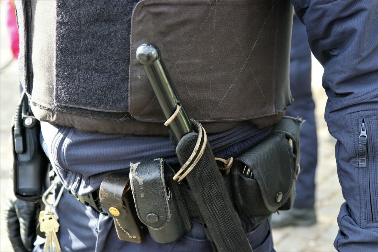 Politi efterlyser cyklende gerningsmænd til knivstikkeri