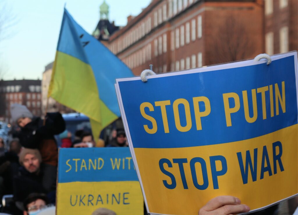 Københavns Rådhus oplyses i Ukraines farver på treårsdagen for Ruslands invasion af Ukraine